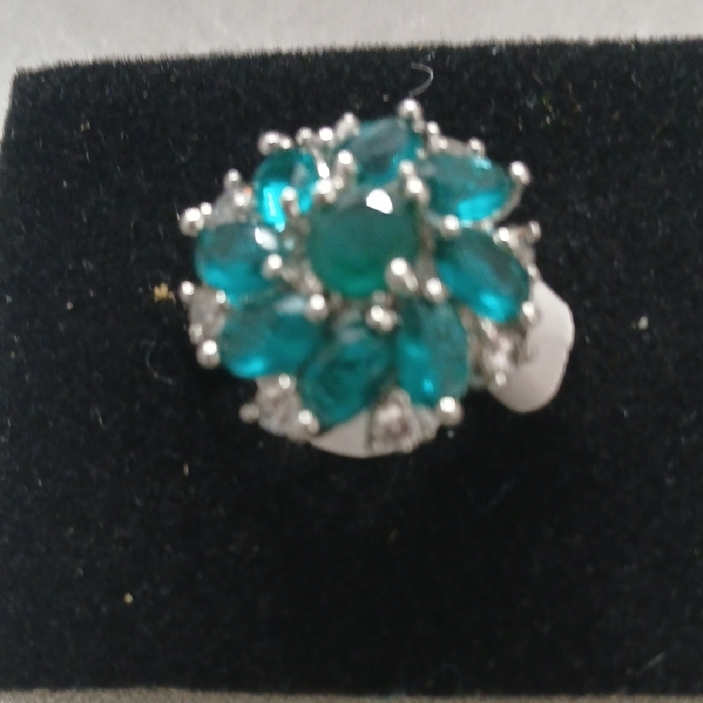 Elegant Silver and Green Gemstone Ring sz 9 - Picture 2 of 8